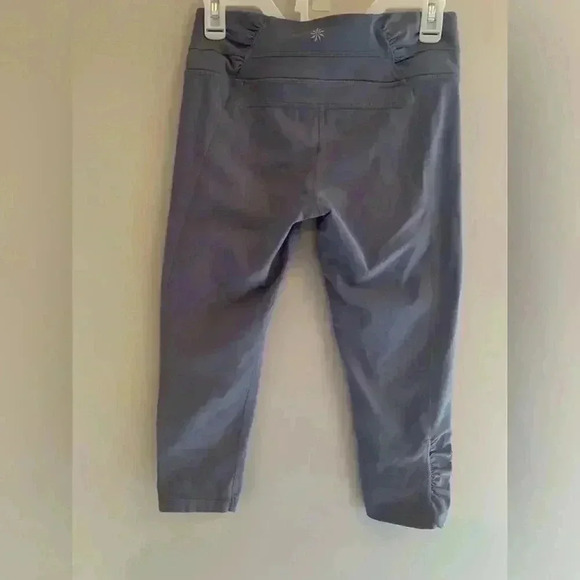 Woman’s Athleta Crop Grey Leggings Size Medium, Excellent Condition - Picture 5 of 6